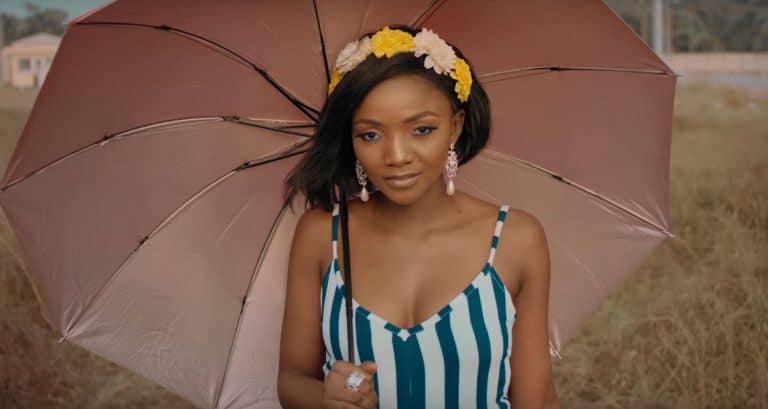 See Simi’s subtle allure in video for “Complete me”